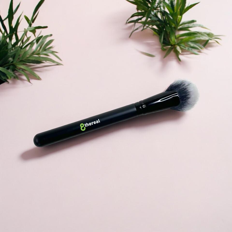 8thereal Cheek Fan Brush with soft synthetic bristles for precise blush, contour, and highlighter application.