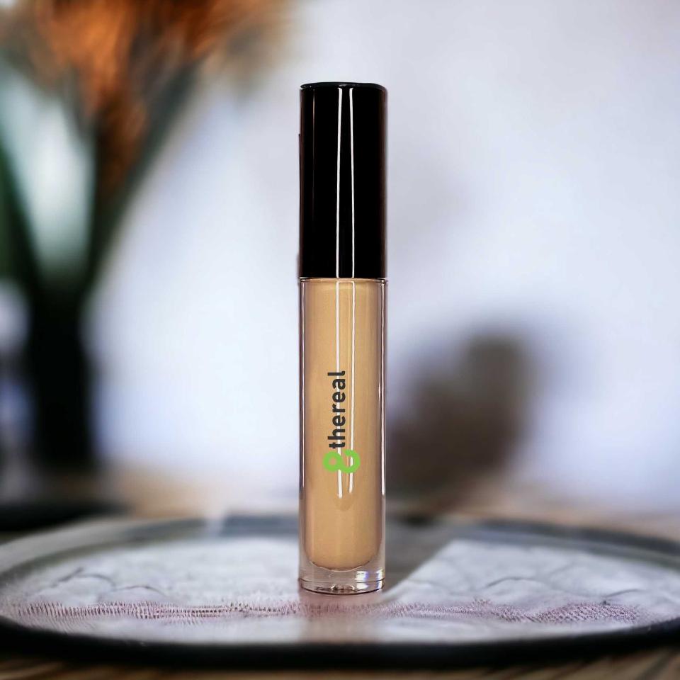 8thereal cream concealer in a clear tube with a black cap, featuring a precision doe-foot applicator for spot coverage.